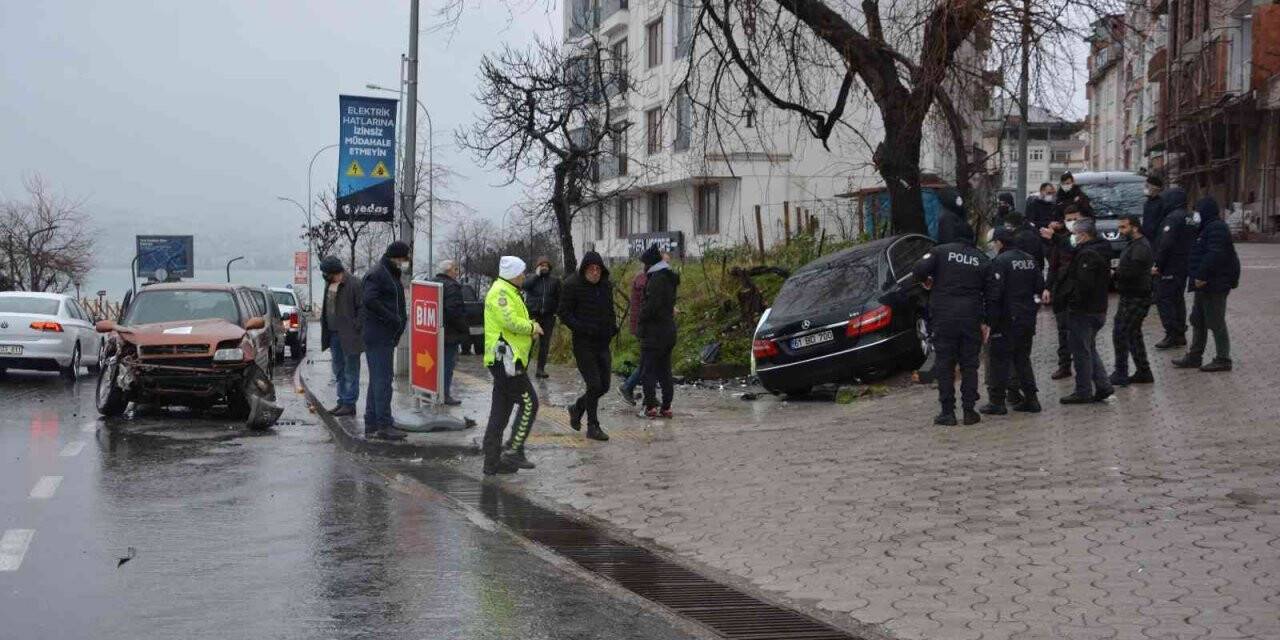 İki otomobil kafa kafaya çarpıştı, kaza anı kamerada