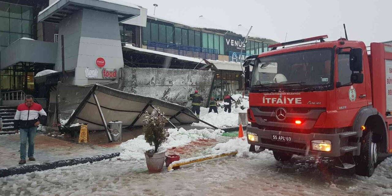 Kar yığınını taşıyamayan tente polisin üstüne çöktü