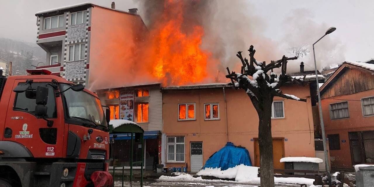 Yenice’deki yangında 3 ev ve 1 iş yeri alevlere teslim oldu