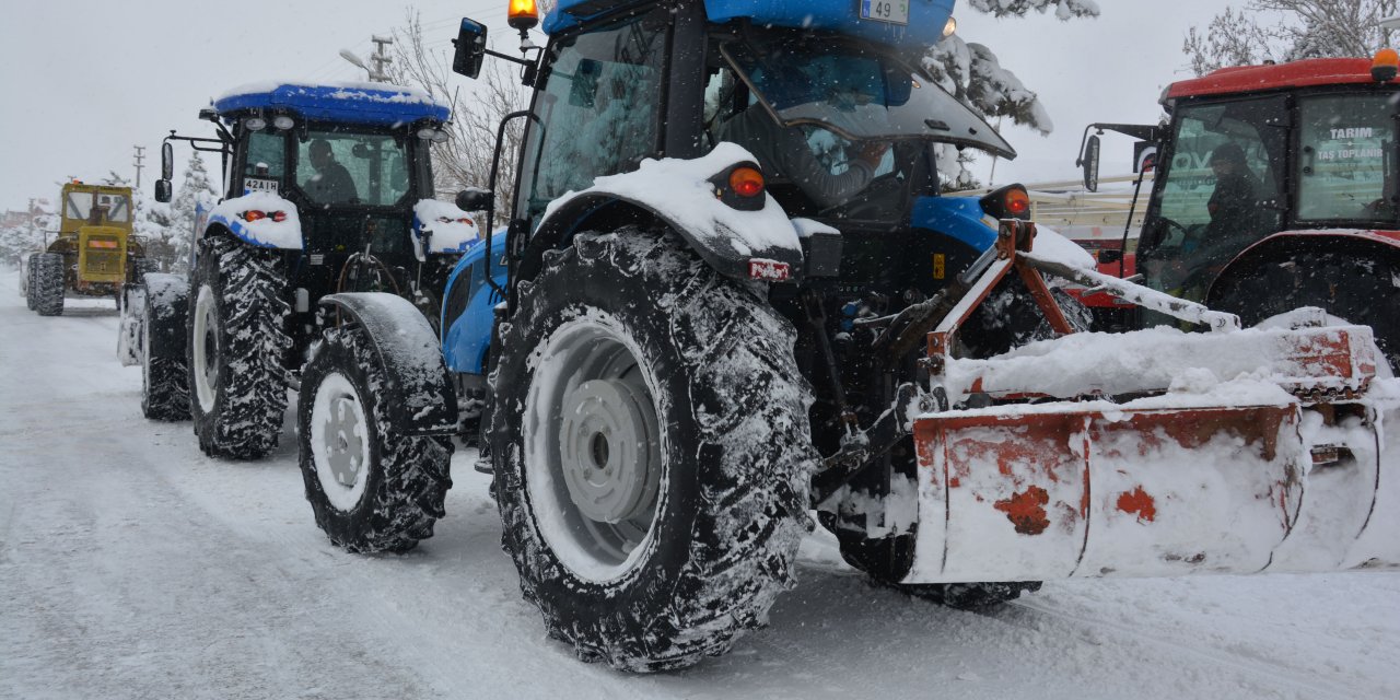 Çumralı çiftçiler belediye çalışanlarıyla kar kürüdü