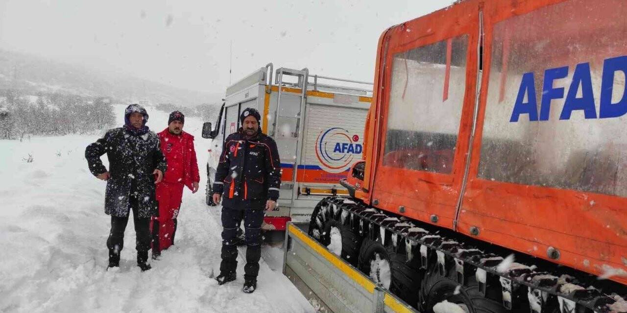 Karda mahsur kalan adamı ekipler kurtardı