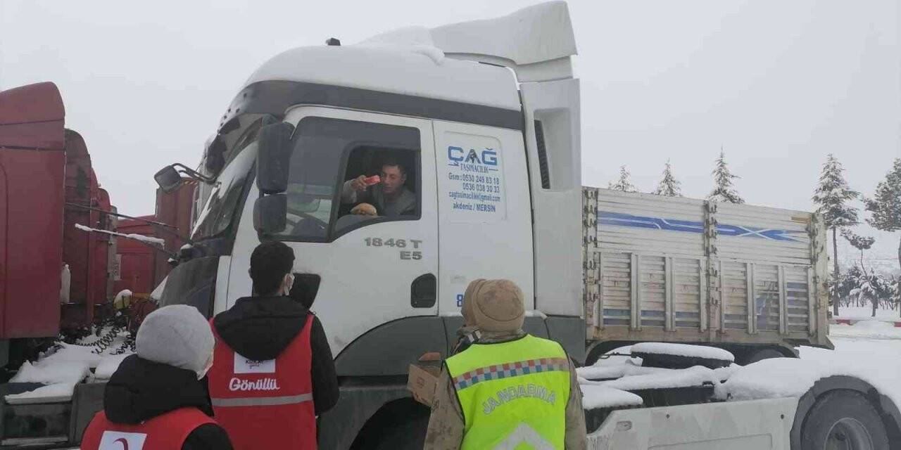 Malatya’da yolda kalan vatandaşlara kumanya desteği