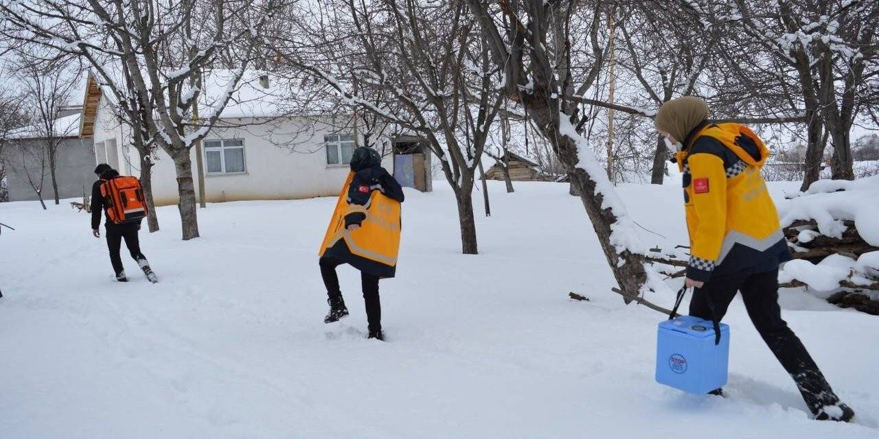 Sağlık ekipleri karlı yolları aşarak Covid-19 aşısı yapıyor