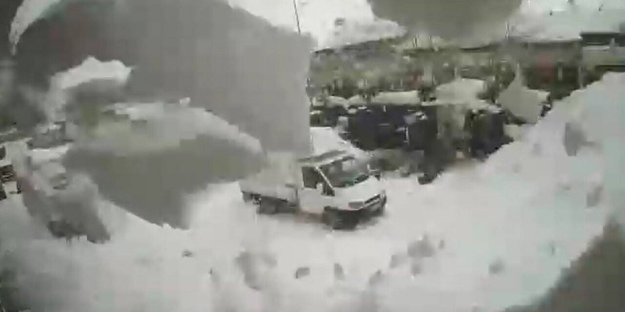 Bingöl’de saniyelerle kar kütlesinden kurtuluş güvelik kamerasına yansıdı