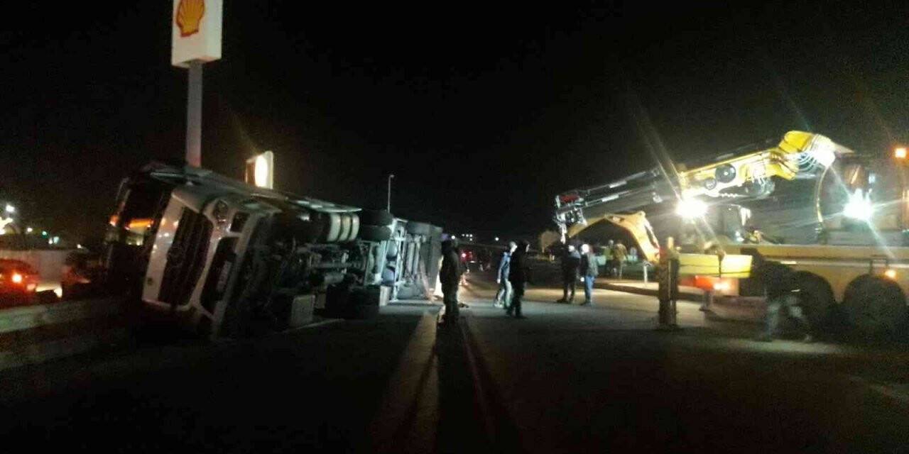 Virajı almayan pamuk yüklü tır yol kenarına devrildi