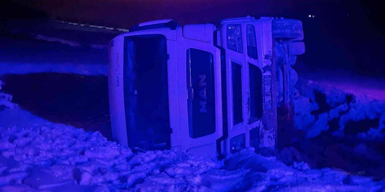 Tır şarampole devrildi, 10 ton süt yola döküldü