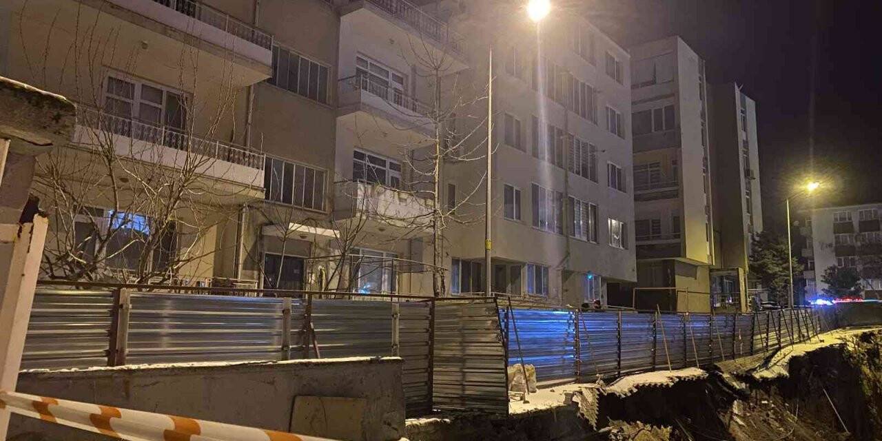 Toprak kayması iki apartmanı boşalttırdı