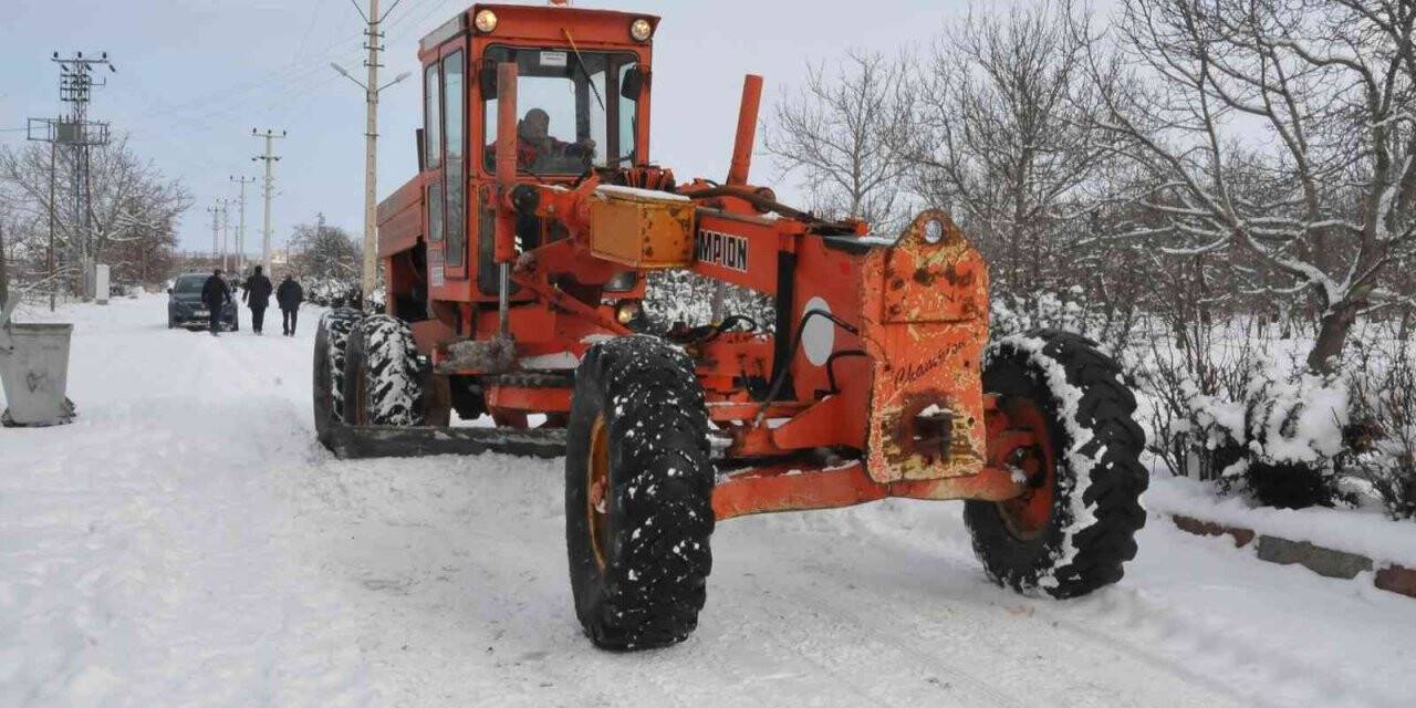 Akşehir’de kar temizliği çalışmaları 7/24 devam ediyor