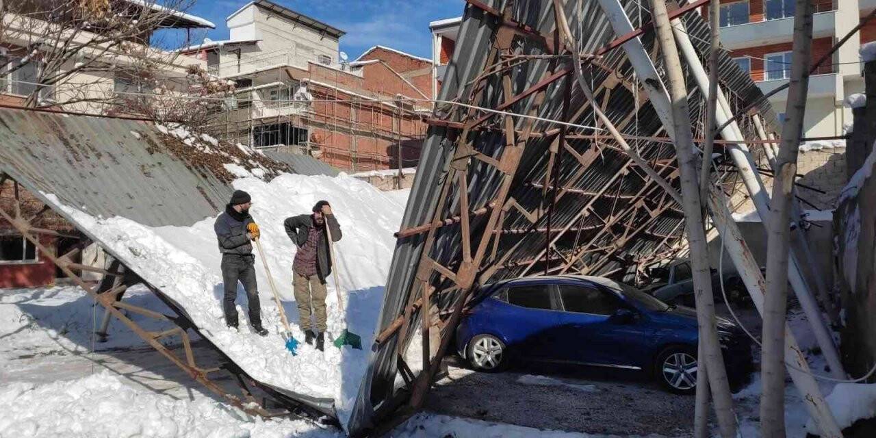 Çöken otoparkın çatısı karton gibi ikiye ayrıldı