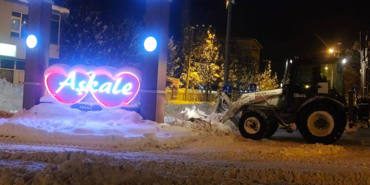 Belediye ekiplerinin gece kar mesaisi