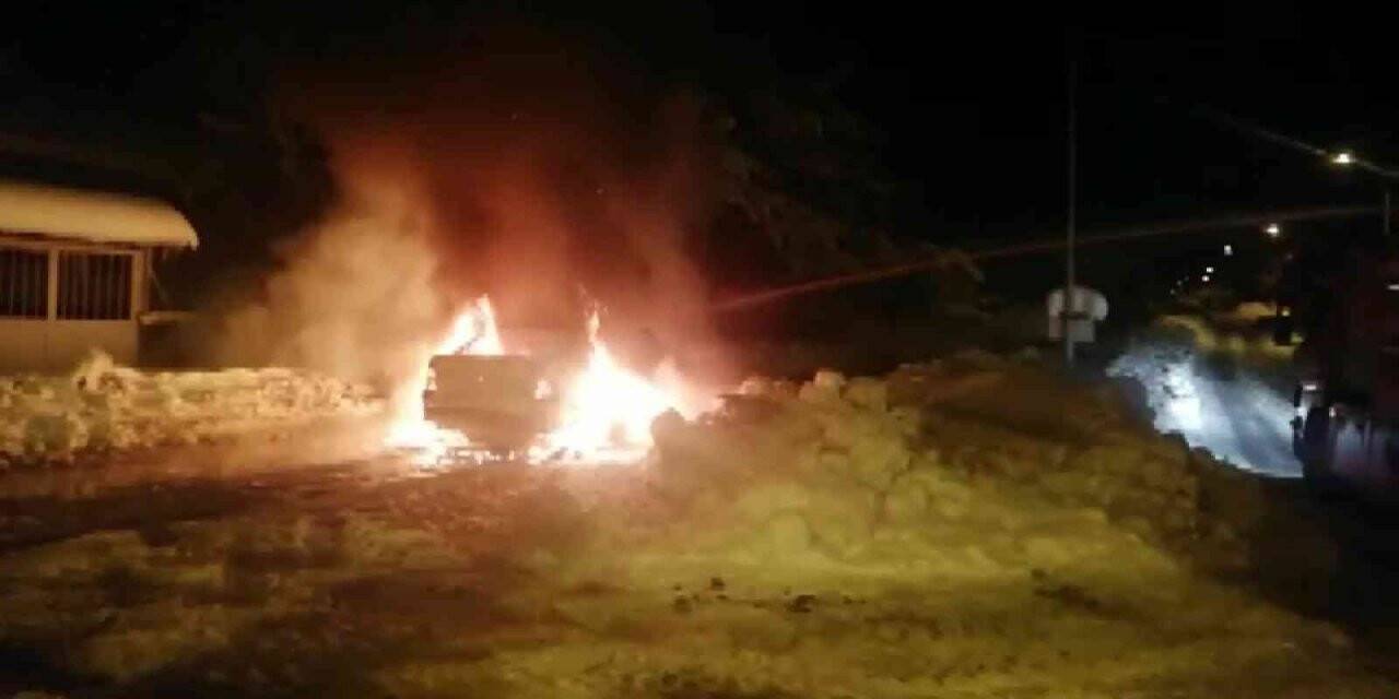 Amasya’da seyir halindeki otomobil alev alev yandı