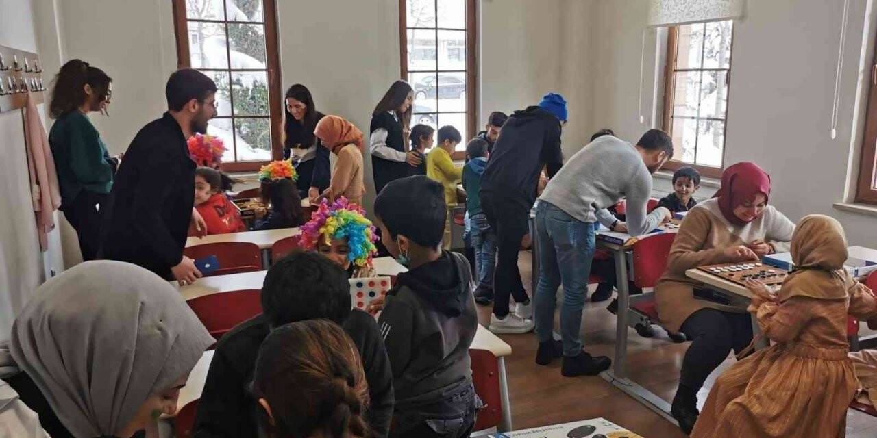 Mülteci çocuklar gönüllerince eğlendi