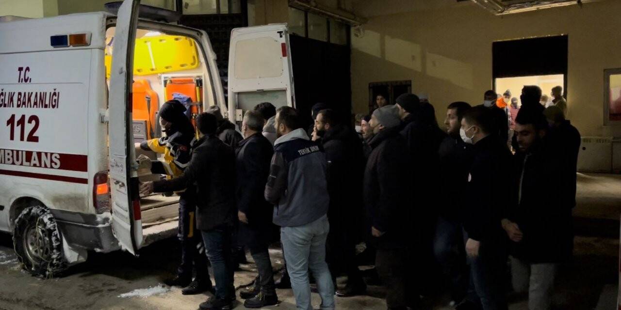 Çığ düşmesi sonucu hayatını kaybeden 2 kişinin cenazeleri ilçeye getirildi