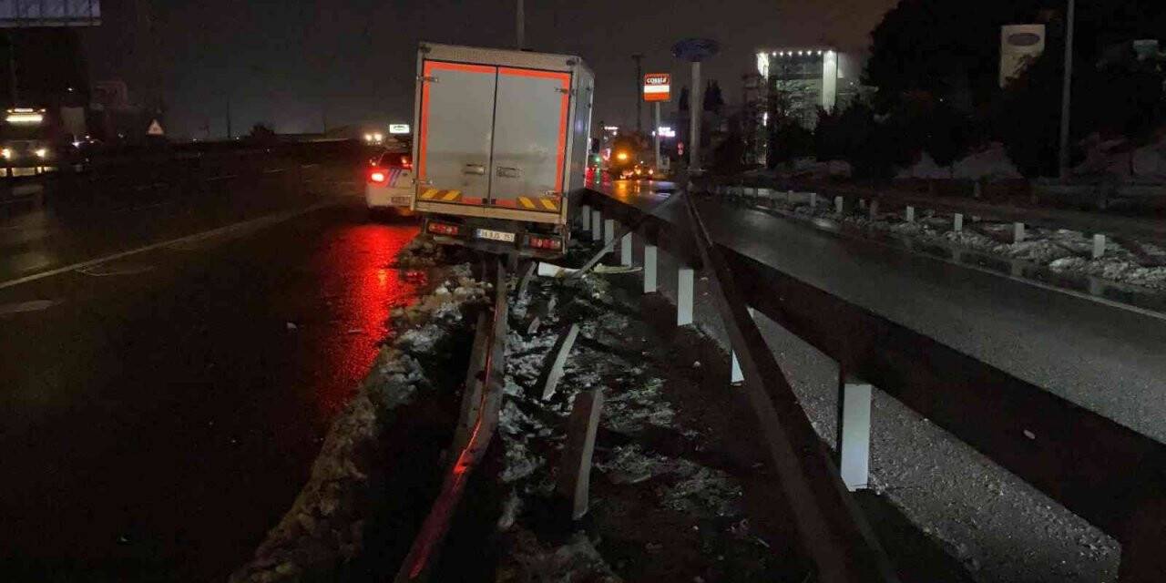 D-100’de yol ayrımını görmeyince, bariyere girdi