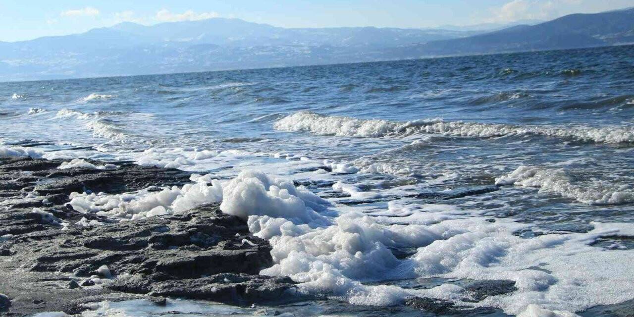 Kar yağışının ardından Burdur Gölü köpüklendi