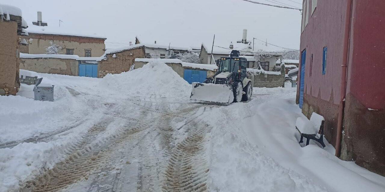 Akören Belediyesi’nin karla mesaisi