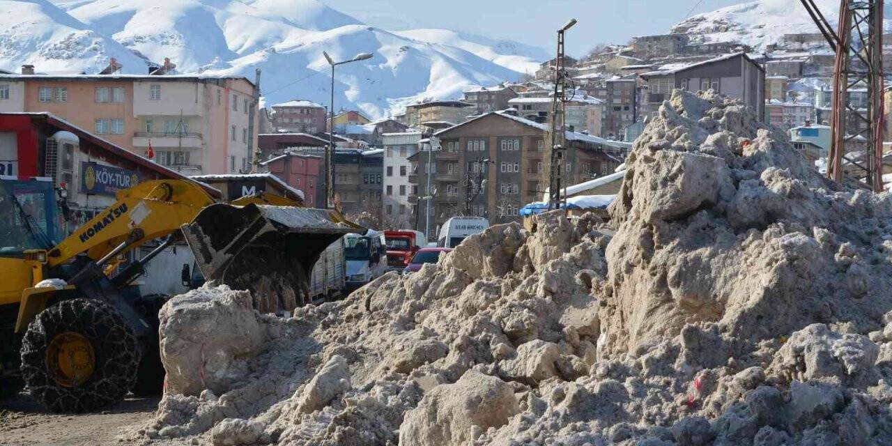 Hakkari Belediyesi 125 bin ton kar taşıdı