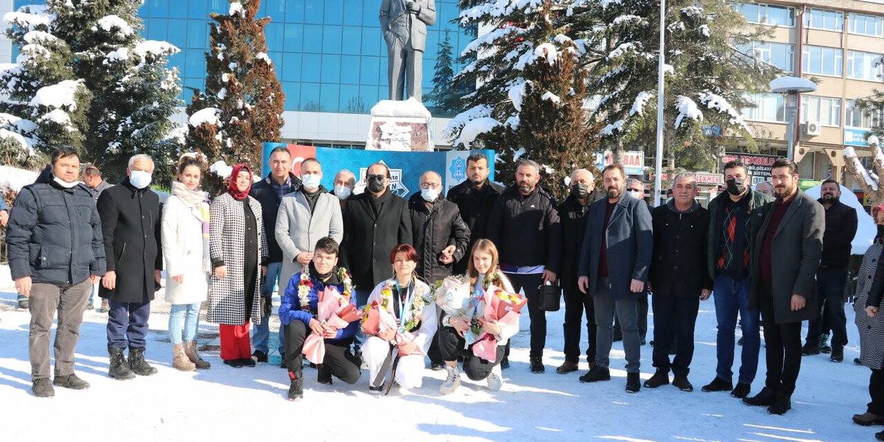 Beyşehirli milli sporcular coşkuyla karşılandı