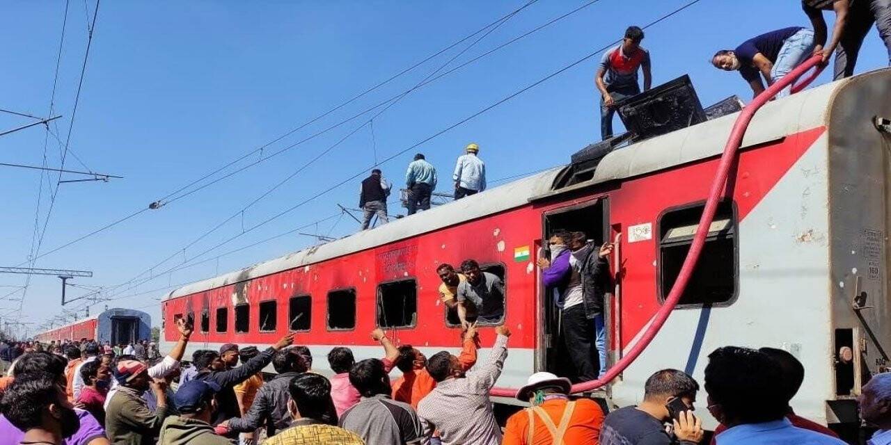 Hindistan’da 22 vagonlu trende yangın