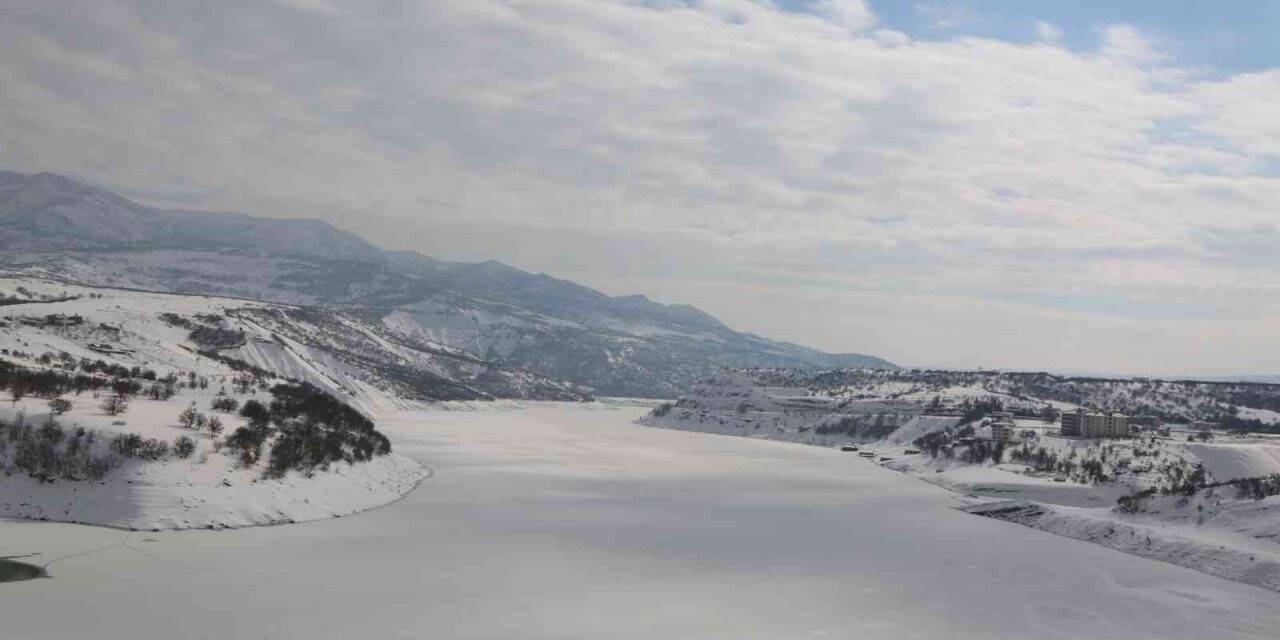 Tunceli’de baraj gölü dondu