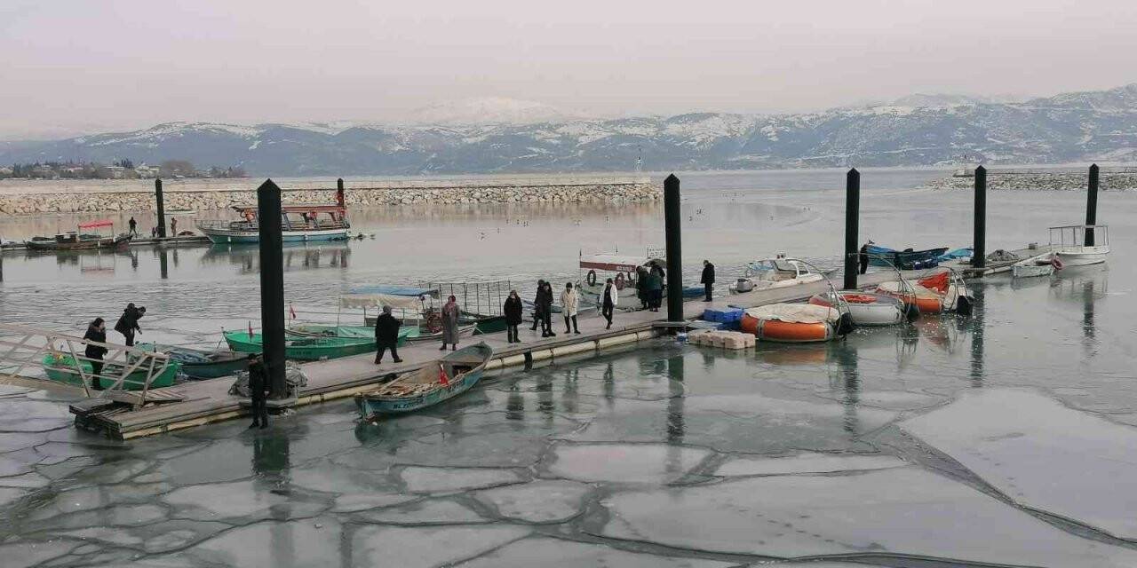 Buz tutan Eğirdir Gölü üzerinde tavla keyfi yaptılar