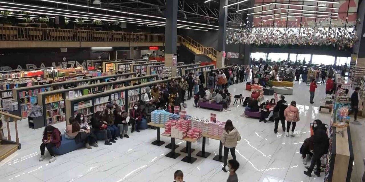 BKMKİTAP’da imza günü yoğunluğu