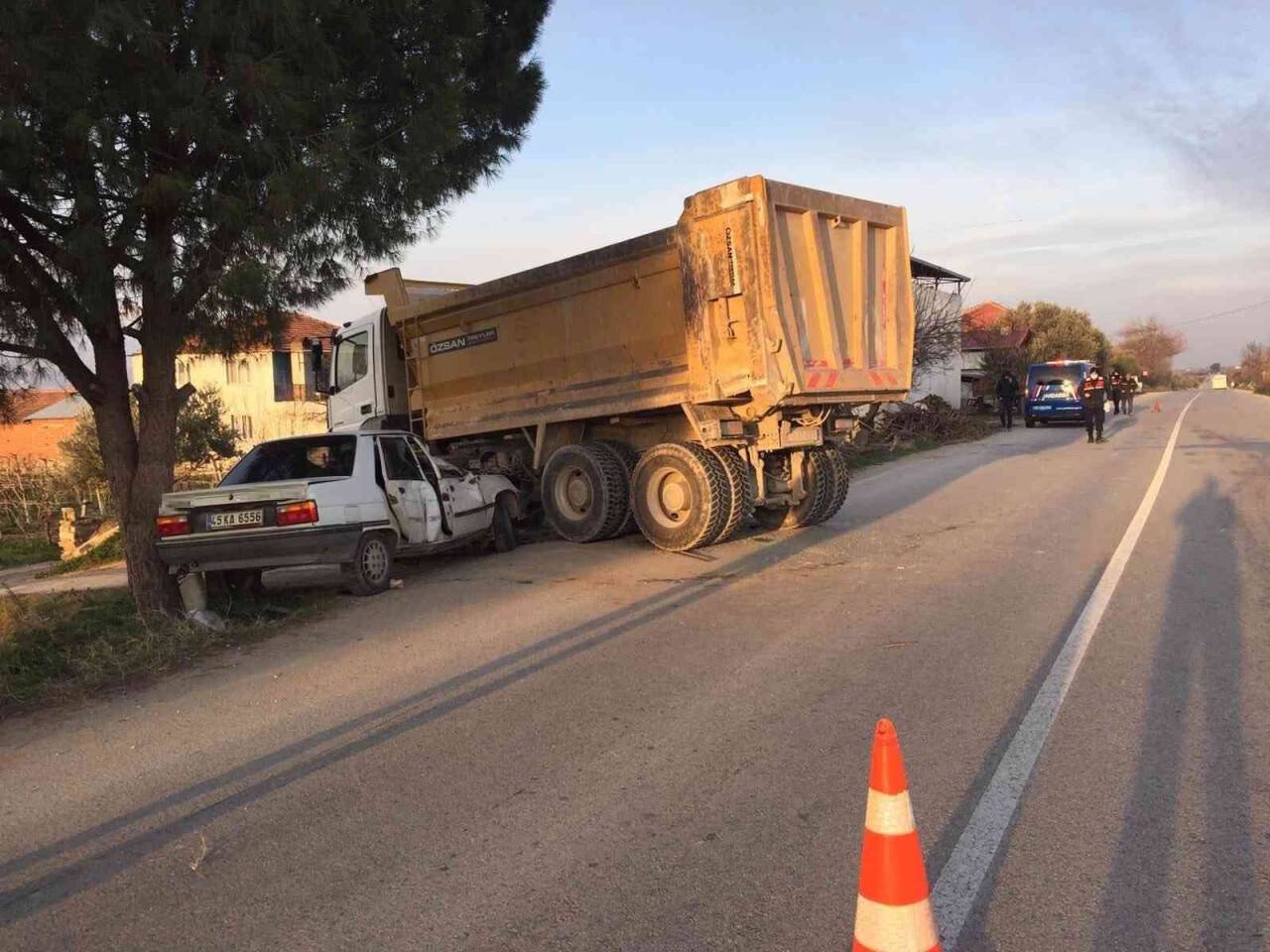 Sollamaya çalıştığı kamyona çarptı: 1 ölü