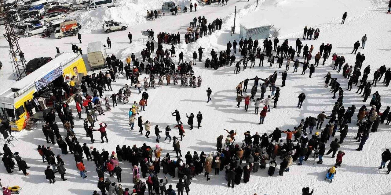 Karda güreş tuttular, ipli kayaklarla kaydılar
