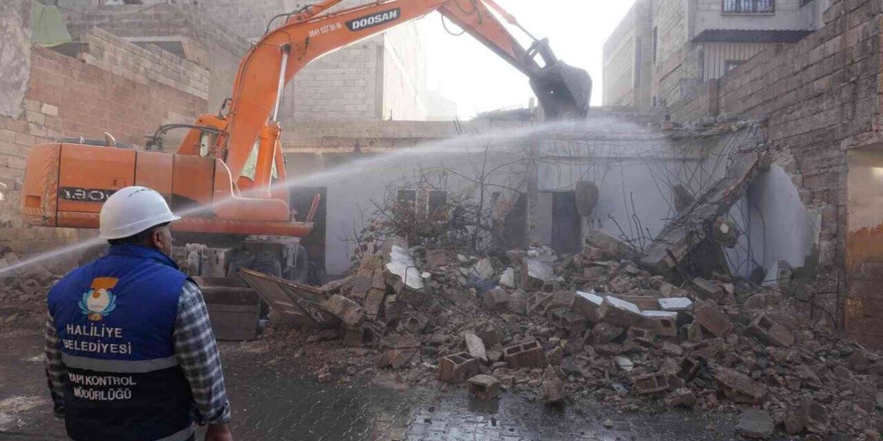 Haliliye’de metruk binalar bir bir yıkılıyor