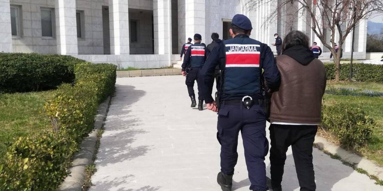 Hırsızlık şüphelileri jandarmadan kaçamadı