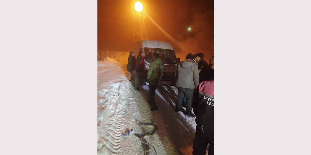 Karda kalan araçları belediye ekipleri kurtardı