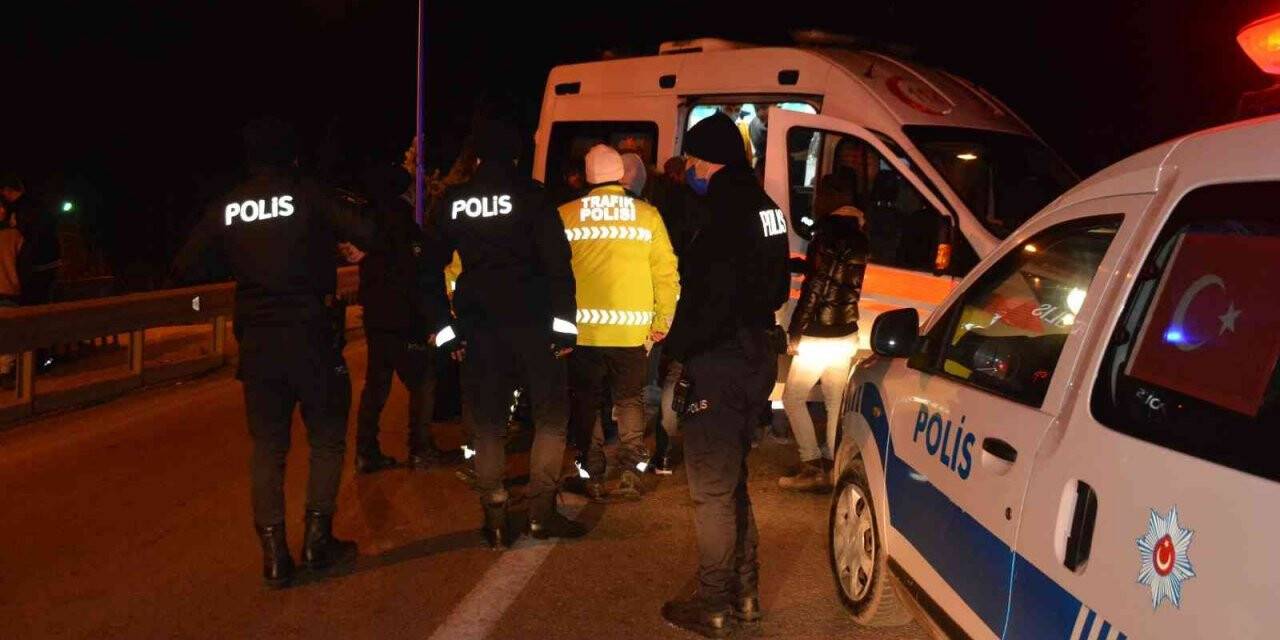 Önce önündeki araca, sonra bariyerlere çarptı: 3 yaralı
