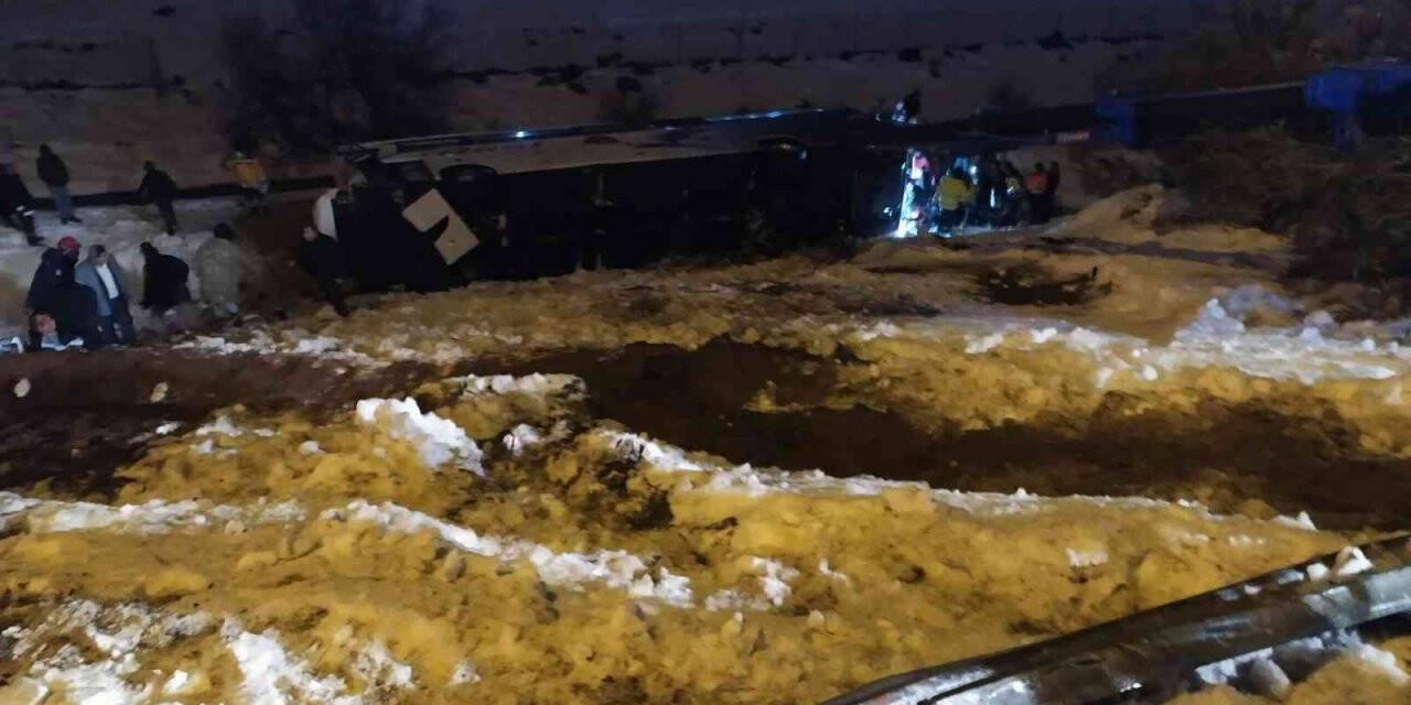 Yolcu otobüsü şarampole uçtu: 3’ü ağır 25 yaralı