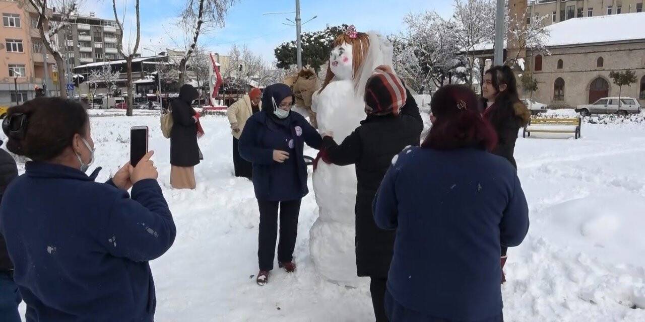 Isparta’da esnaf kardan gelin yaptı, vatandaş fotoğraf için sıraya girdi