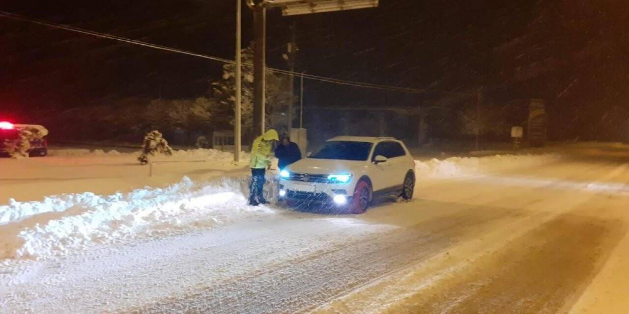 Yolda kalan sürücülerin yardımına polis koştu
