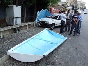 EL FRENİ ÇEKİLMEYEN OTOMOBİL DEHŞET SAÇTI