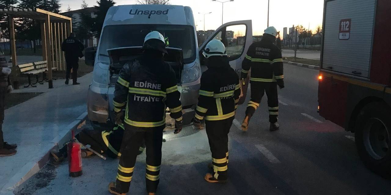 Edirne’de park halindeki kargo aracı yandı