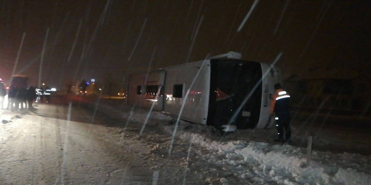 Tokat’ta yoldan çıkan otobüs devrildi: 13 yaralı