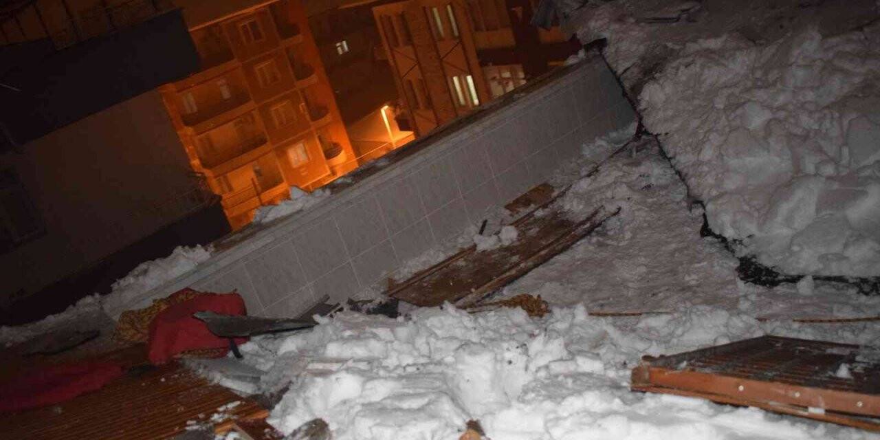 Kardan çöken ahşap çatı parçalara ayrıldı