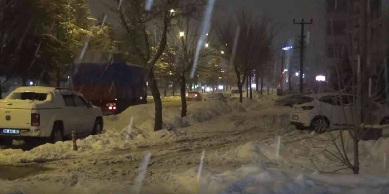 Aksaray’da kar yağışı kenti yeniden beyaza bürüdü