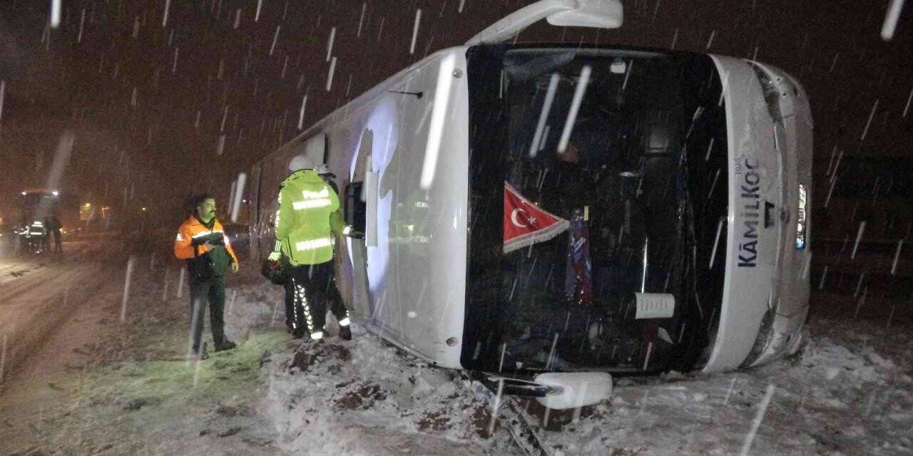 Tokat’taki kazada yaralılar camdan çıkartıldı