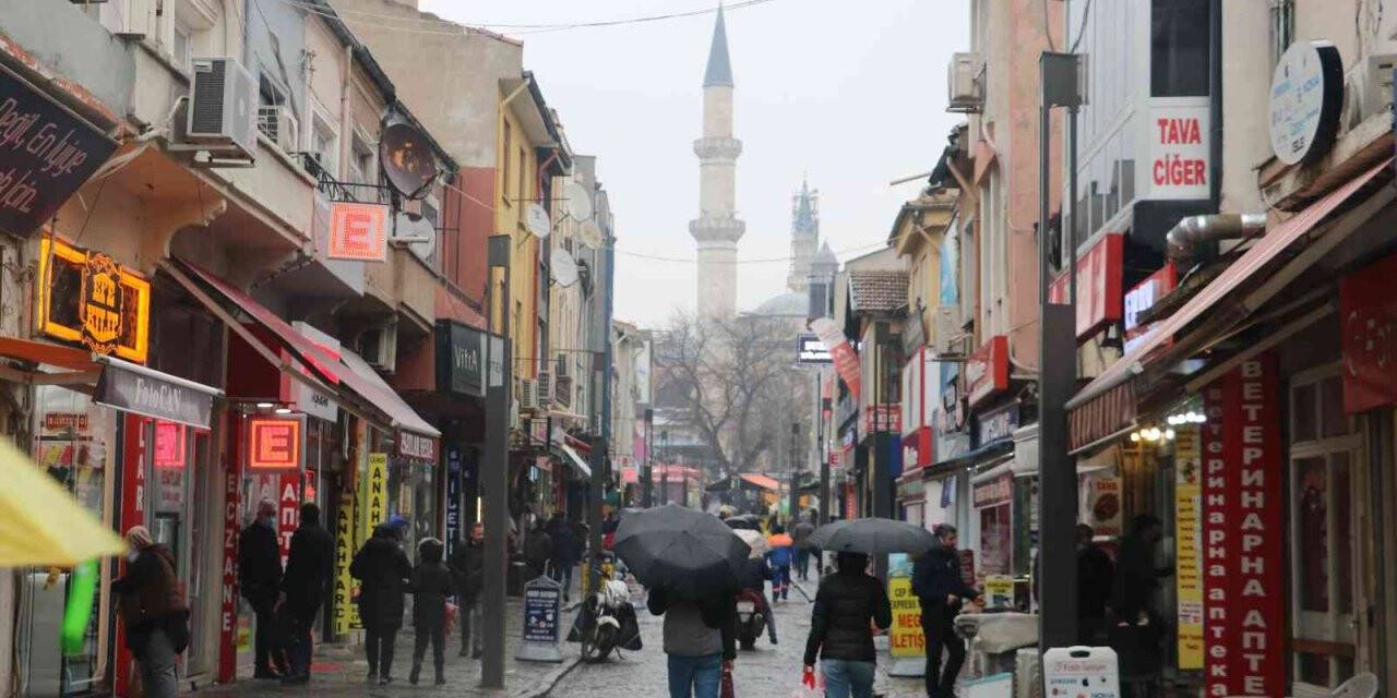 Edirne’de sağanak yağış etkili oluyor