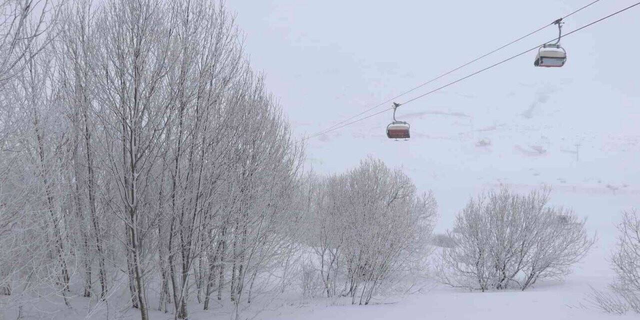 Yıldız Dağı’nda kar kalınlığı 1,5 metre oldu, kartpostallık görüntüler oluştu