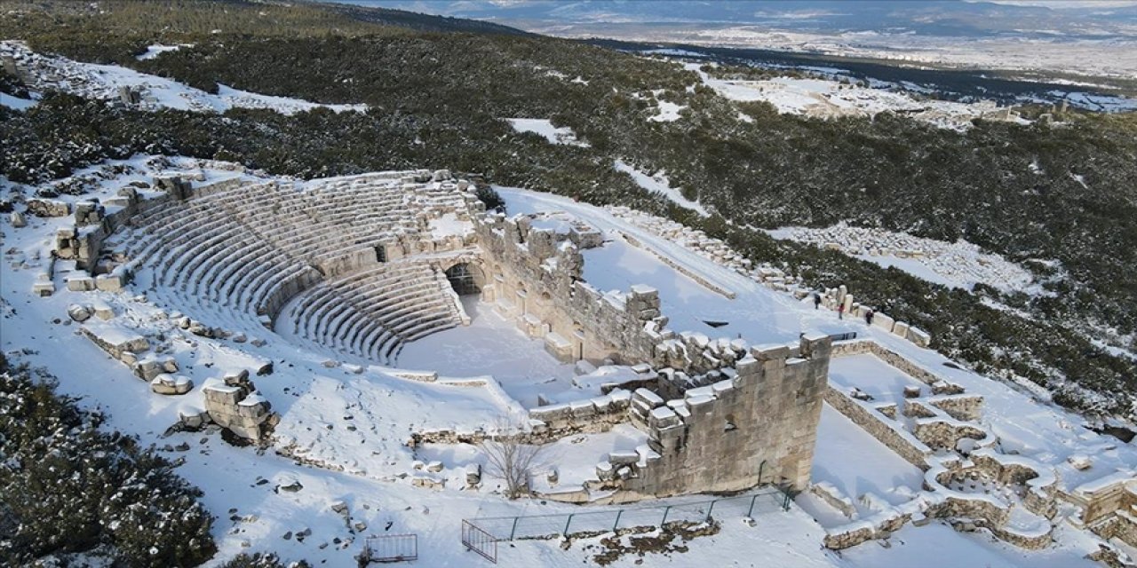 "Gladyatörler şehri" Kibyra'nın devasa anıtsal yapıları beyaz örtüyle kaplandı