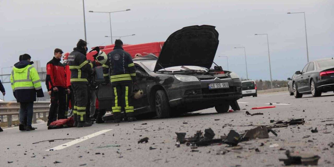 İki otomobil kazaya karıştı, otomobillerden eser kalmadı