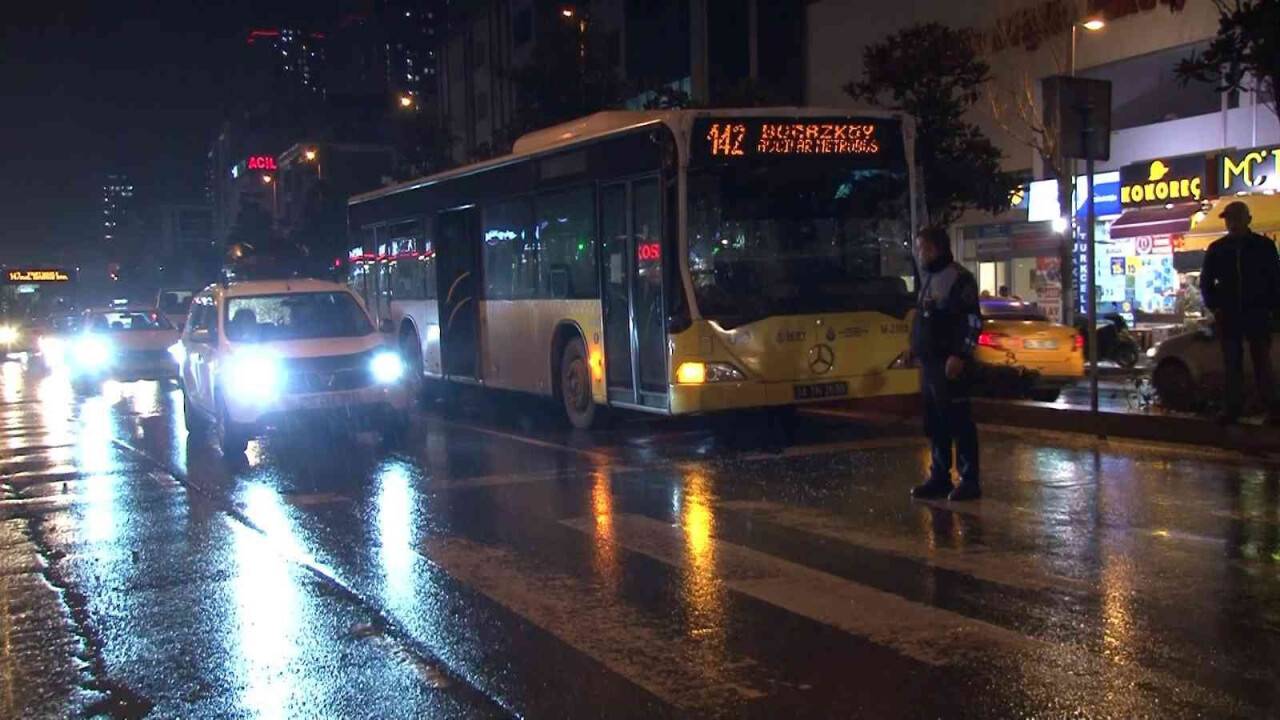 Esenyurt’ta İETT otobüsü kamyona arkadan çarptı