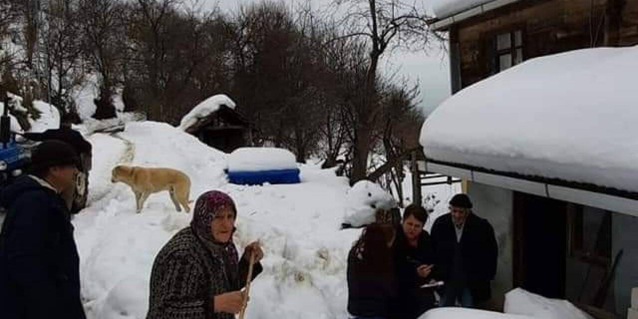 Ayancık’ta video çekip yardım isteyen aileye yetkililer ulaştı