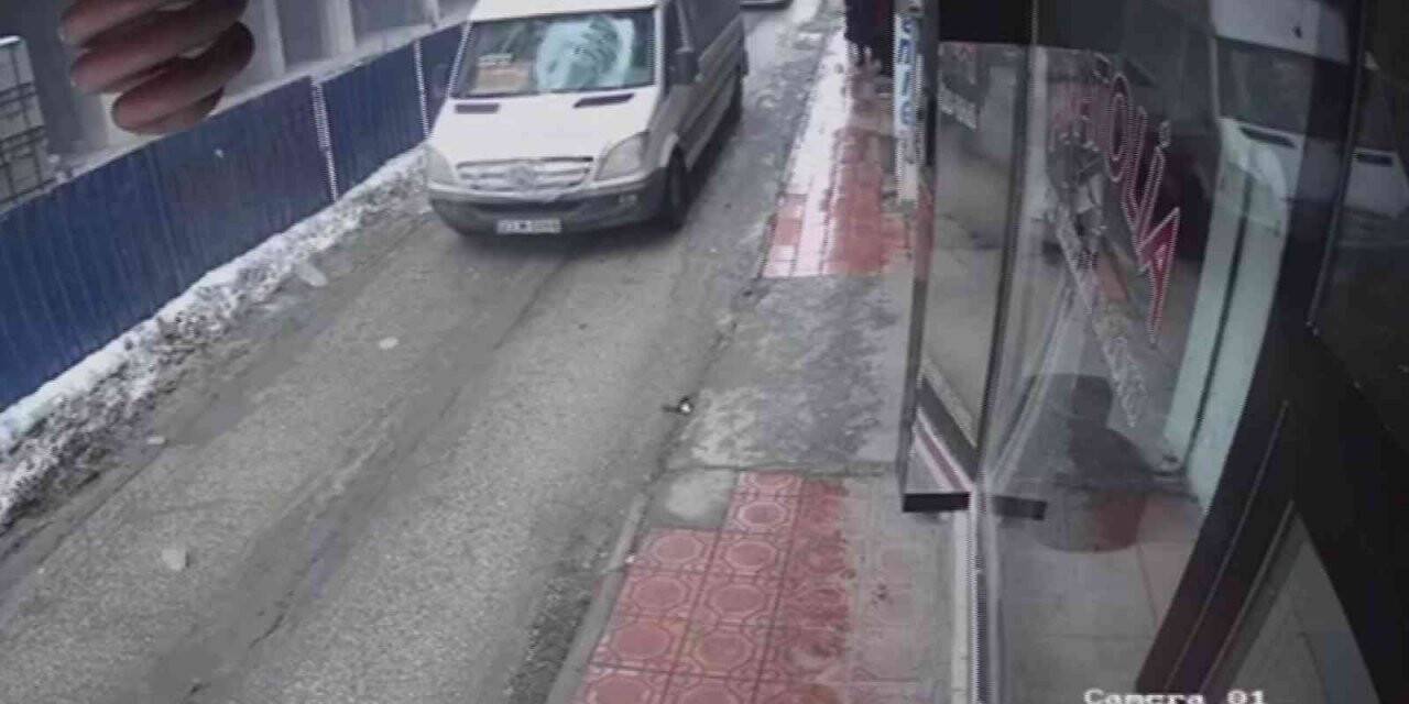 Seyir halindeki minibüsün üzerine buz kütlesi düştü