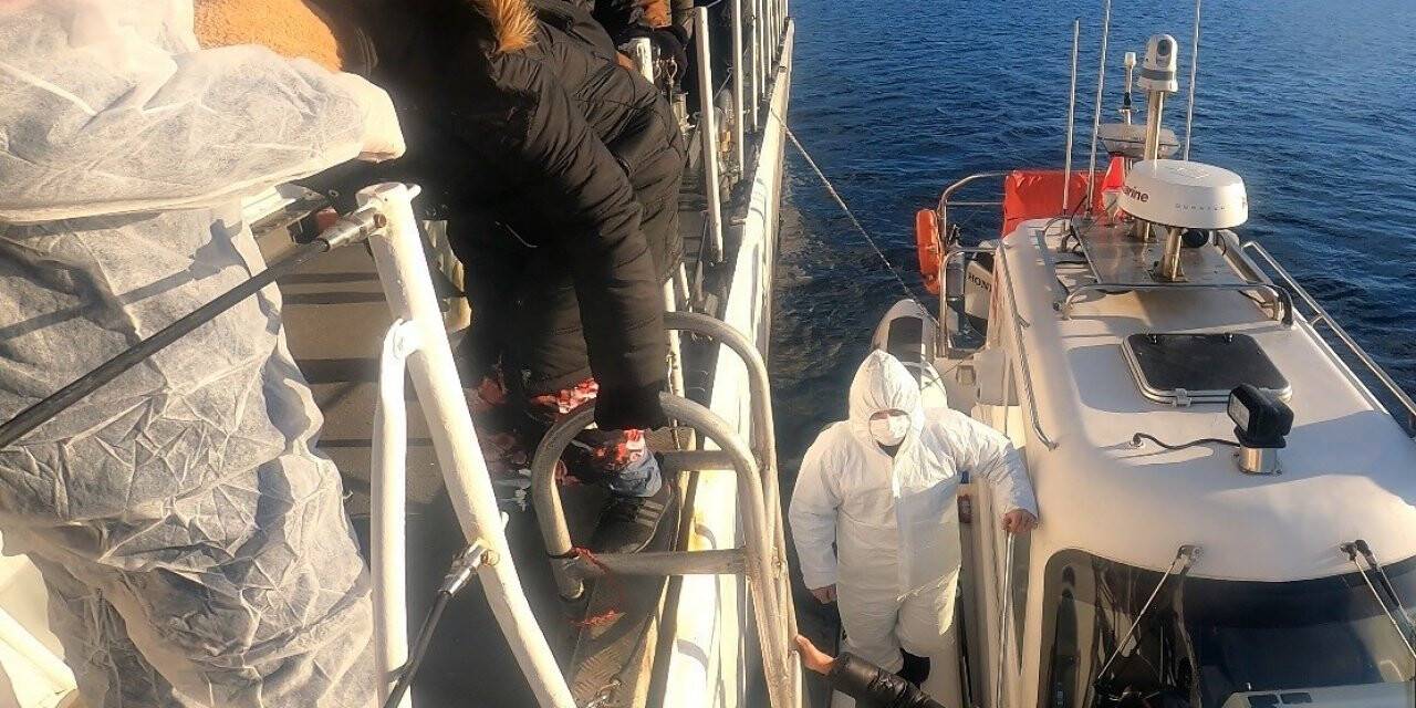 Ayvalık’ta 18 düzensiz göçmen kurtarıldı