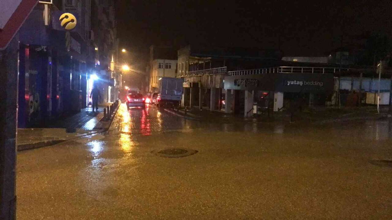 Uzunköprü’de sağanak yağış etkili oluyor